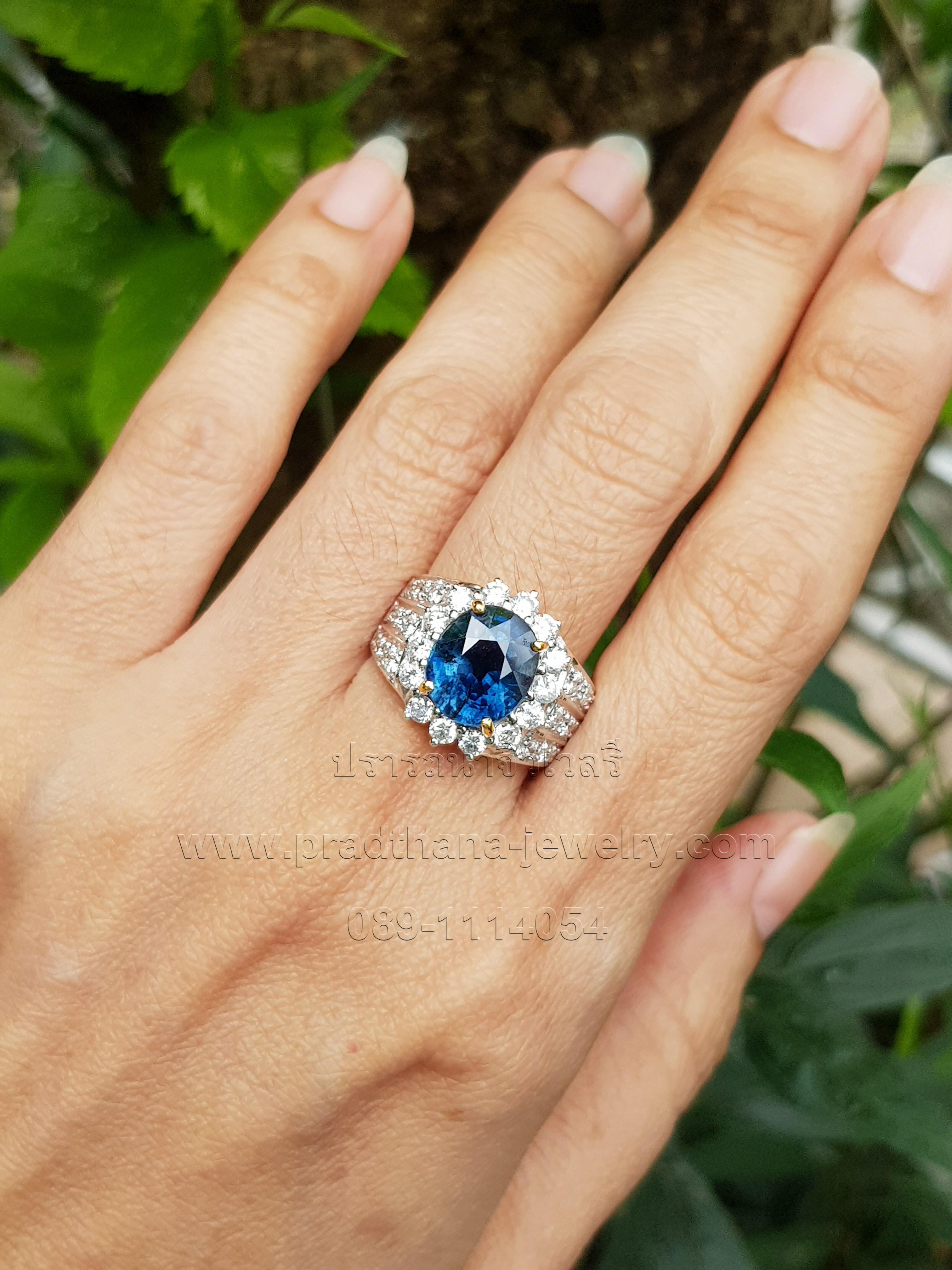 แหวนไพลินประดับเพชร