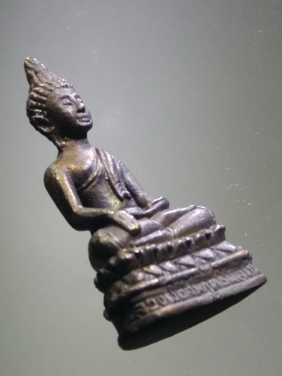 รหัสสินค้า พระมีกล่อง 3896 พระกริ่งเนื้อนวโลหะ หลวงพ่อสัมฤทธิ์ผลทันใจ สำนักปฏิบัติธรรมเขาพลอย อำเภอสัตหีบ จังหวัดชลบุรี จัดสร้างปี 2555