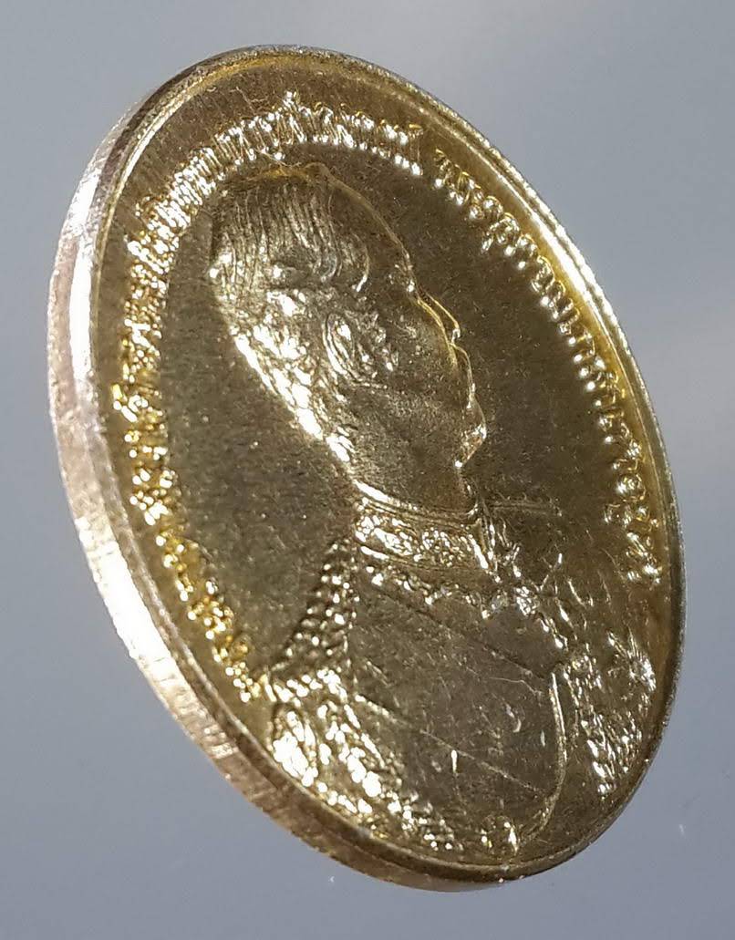 รหัสสินค้า พระมหากษัตริย์ และบุคคลสำคัญ 056 เหรียญกะไหล่ทองเนื้ออลูมิเนียม พระจุลจอมเกล้าเจ้าอยู่หัว รัชกาลที่ 5 หลวงพ่อดี วัดพระรูป จังหวัดสุพรรณบุรี สร้างปี 2536