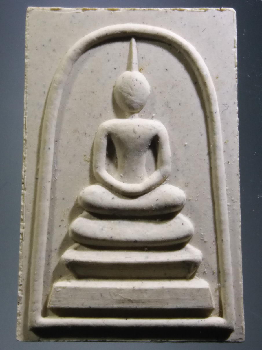 รหัสสินค้า พระมีกล่อง 3909 พระสมเด็จเนื้อผง หลังหลวงปู่เปลื้อง วัดลาดยาว อำเภอลาดยาว จังหวัดนครสวรรค์ สร้างปี 2537 รุ่นบูรณะศาลาการเปรียญ