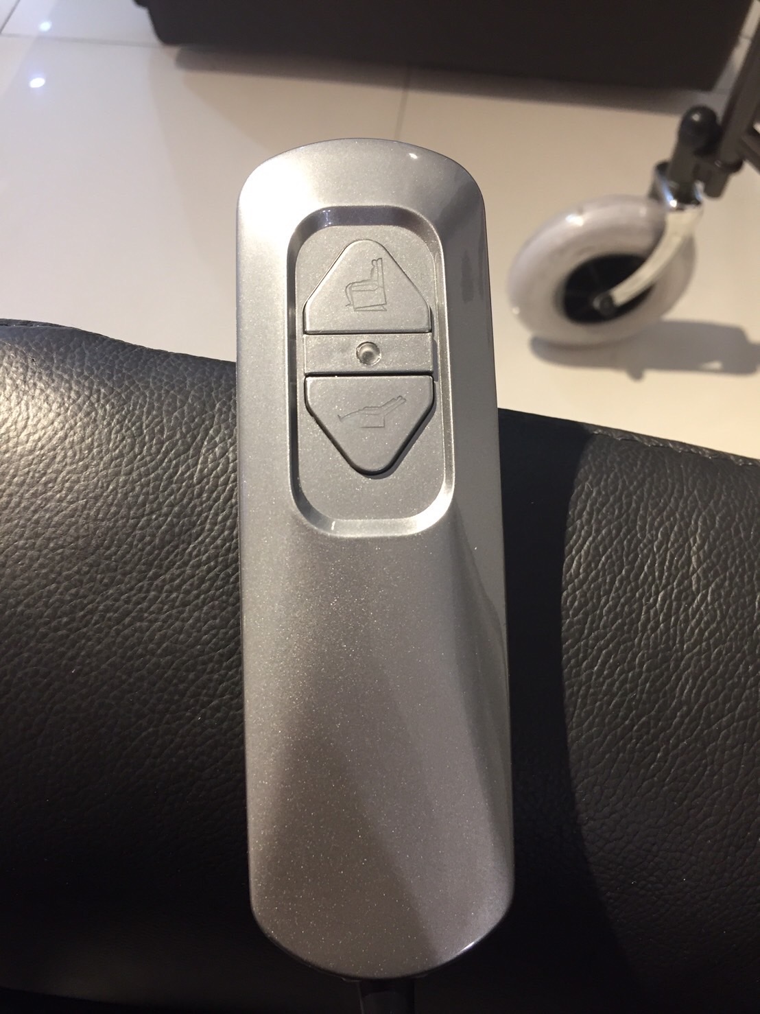 เก้าอี้พักผ่อนปรับไฟฟ้า ช่วยพยุงลุก-นั่ง Chilton Chair หุ้มหนังแท้ผิวสัมผัส นุ่มสบายต่อการใช้งาน