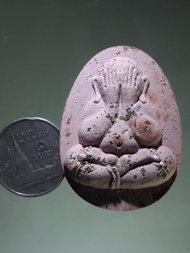 รหัสสินค้า พระมีกล่อง 305 พระปิดตาจัมโบ้ 2 เนื้อผงสีชมพู ฝังเพชรหน้าทั่ง รุ่นมหาเศรษฐี 100 ปี หลวงพ่อพัฒน์ ปุญญกาโม วัดห้วยด้วน ตำบลธารทหาร อำเภอหนองบัว จังหวัดนครสวรรค์ สร้างปี 2564 หมายเลข 247