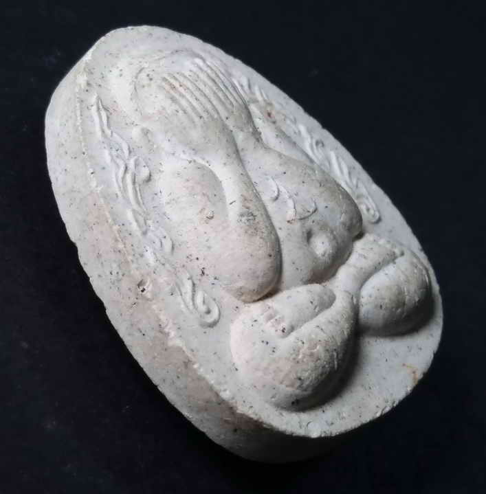 รหัสสินค้า พระปิดตา ทั่วไป 028 พระปิดตากนกข้าง เนื้อผง หลวงปู่เหรียญ วรลาโภ วัดอรัญญบรรพต จังหวัดหนองคาย สร้างปี 2539 รุ่นฉลองเจดีย์พิมพ์ใหญ่