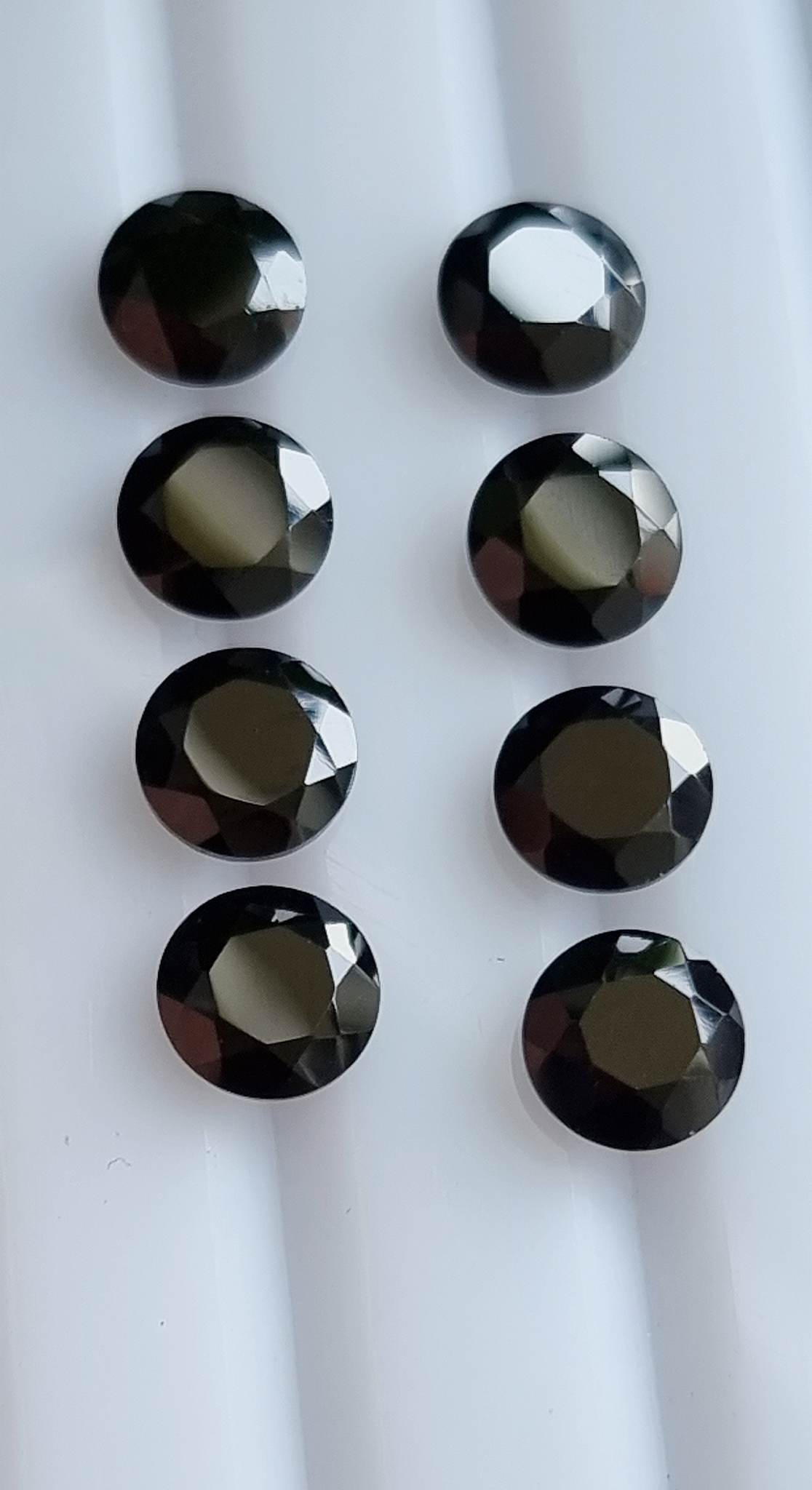 นิลกลม เจียรเหลี่ยม 8.0 mm. 1 เม็ด