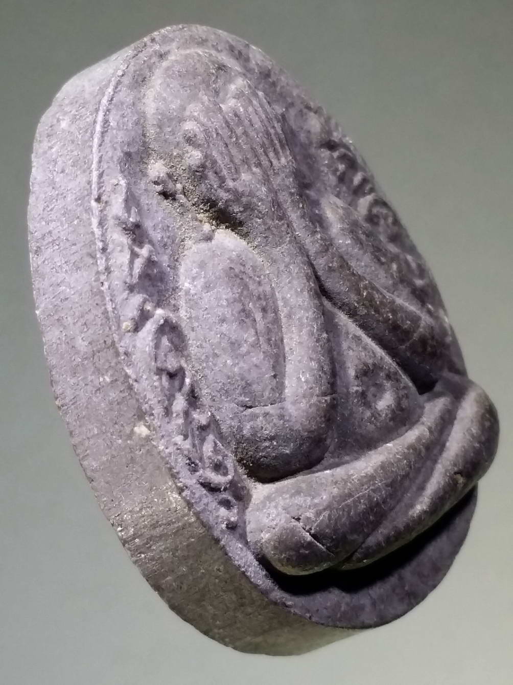 รหัสสินค้า พระไม่ทราบที่ 272 พระปิดตากนกข้าง เนื้อผงใบลาน