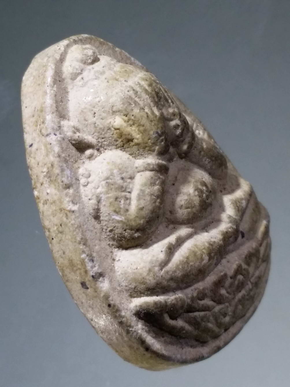 รหัสสินค้า พระไม่ทราบที่ 271 พระปิดตาเนื้อผง ฐานบัว หลังฝังแร่มวลสาร ไม่ทราบที่