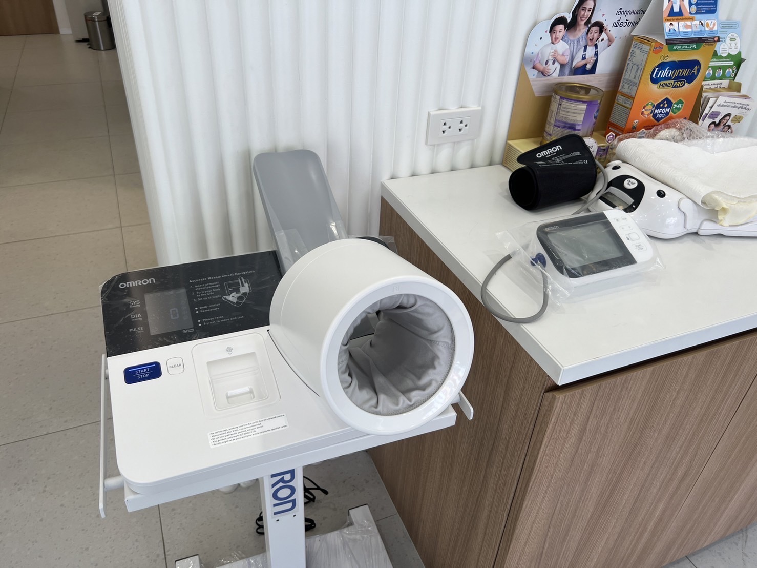 เครื่องวัดความดันโลหิตอัตโนมัติชนิดสอดแขน OMRON HBP-9030 + พร้อมรถเข็นขาตั้งครบชุด + แถมฟรีกระดาษบันทึกผล รับประกัน 1 ปี ผลิตภัณฑ์ประเทศญี่ปุ่น