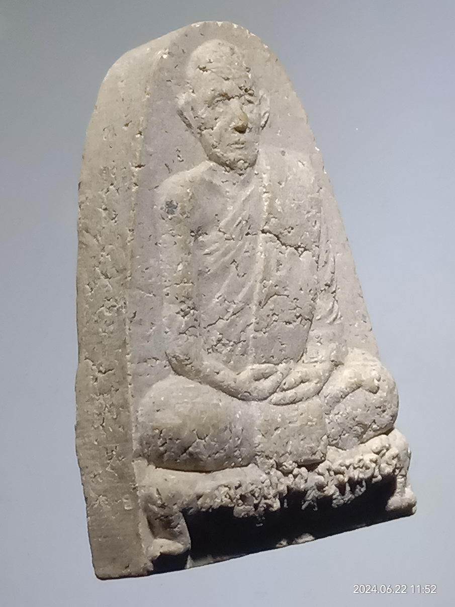 รหัสสินค้า พระเนื้อดิน เนื้อผง เนื้อว่าน 110 พระผงรูปเหมือนหลวงปู่มั่น ภูริทัตโต ด้านหลังกดพิมพ์ ตัวหนังสือ ไม่ชัด อ่านไม่ออก ไม่ทราบที่ครับ