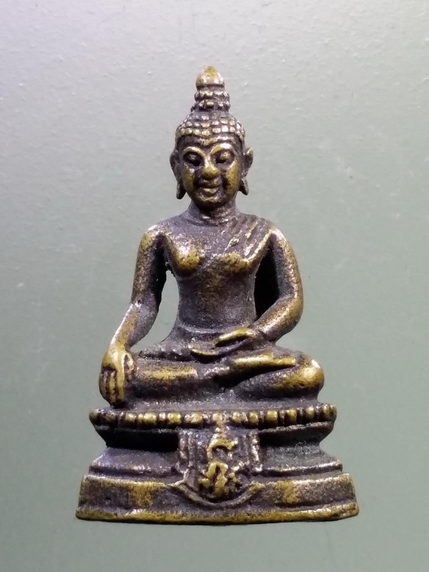 Antig LSD 2216 รูปหล่อพระพุทธฐานผ้าทิพย์ ภปร. ด้านหลังเขียนว่าพระพุทธไตรโลกนารท ไม่ทราบพี่