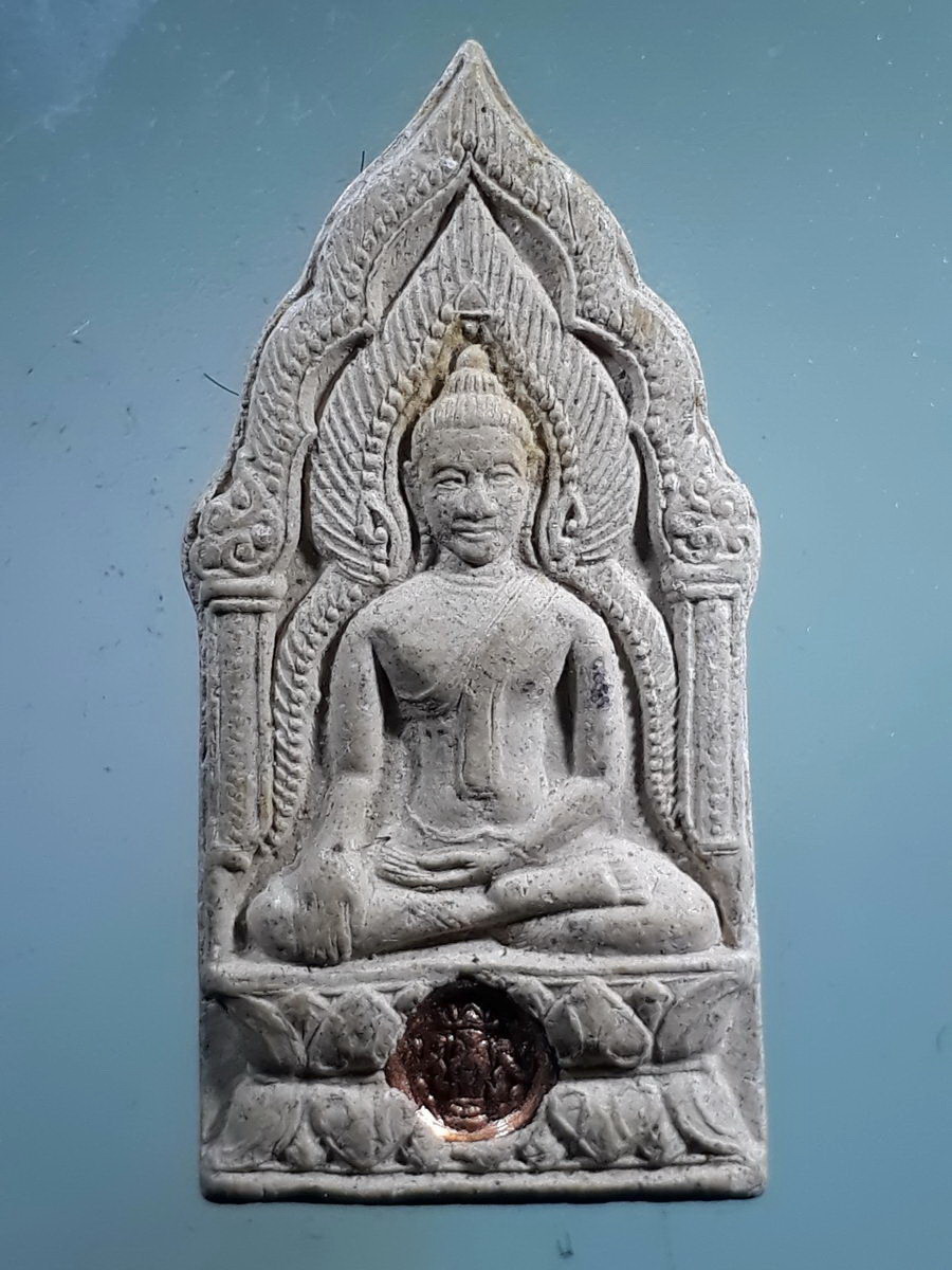 รหัสสินค้า พระเนื้อดิน เนื้อผง เนื้อว่าน 9225 พระพุทธเนื้อผง โรยเส้นเกศา พิมพ์ซุ้มปราสาท ฝังโค๊ตช้างเอราวัณ พระอาจารย์ทองดำ อินทวังโส วัดถ้ำตะเพียนทอง จังหวัดลพบุรี ปลุกเสก ไตรมาส (ปลุกเสกนาน 3 เดือน) ปี 2545