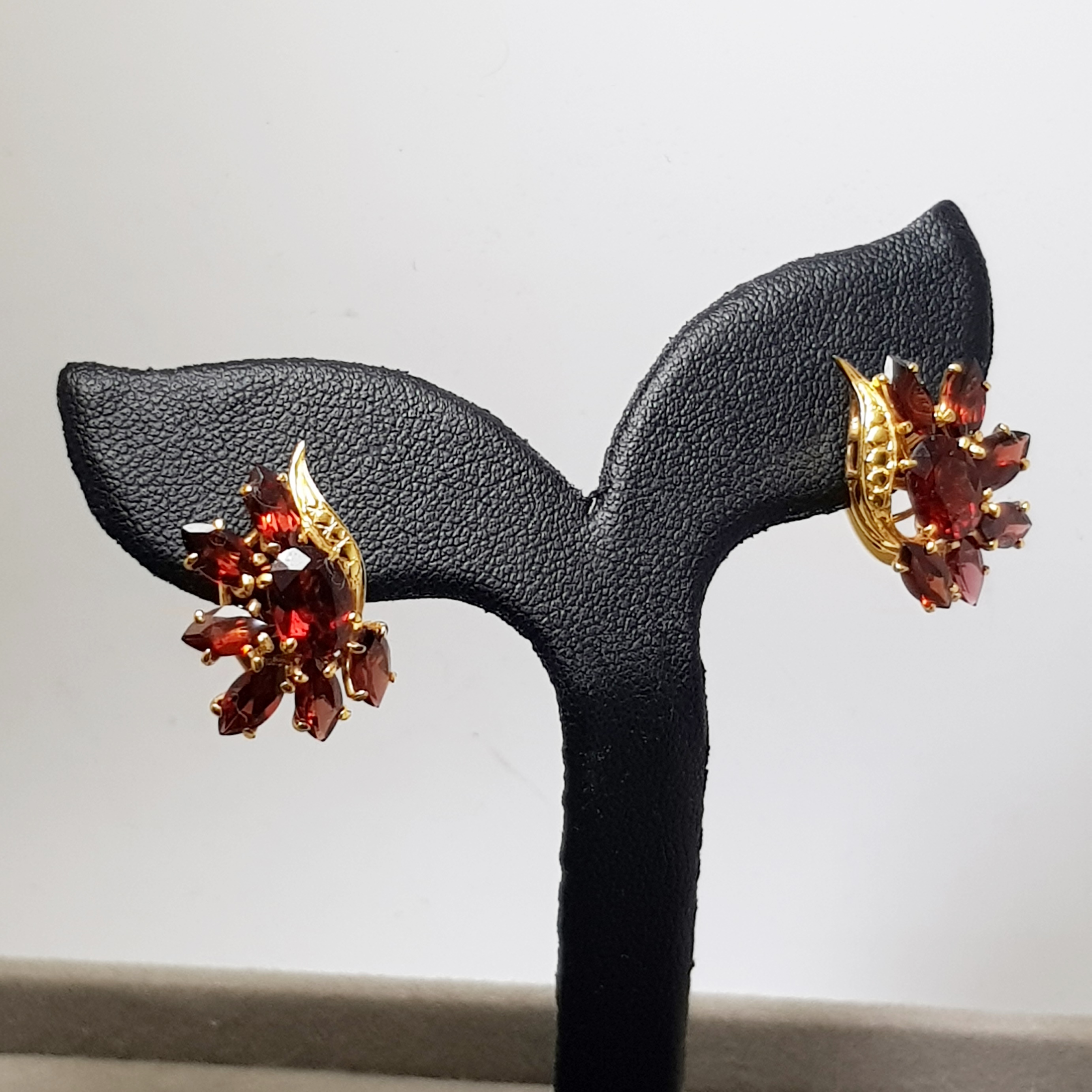 ต่างหูโกเมนลายช่อดอกไม้ **ขายแล้ว**