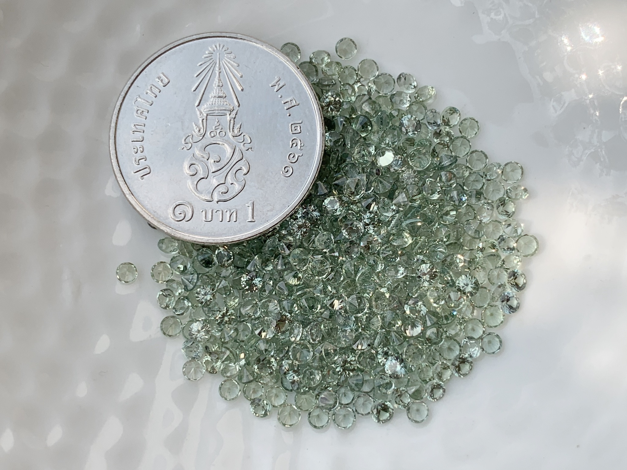 Green sapphire เขียวส่อง 2.0 mm. 1 กะรัต