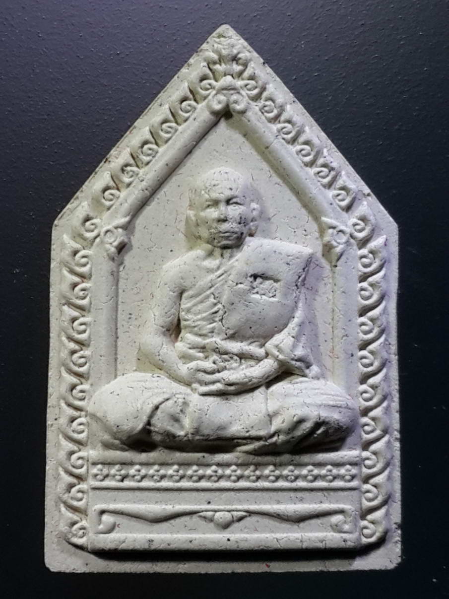 รหัสสินค้า พระมีกล่อง 289 พระผงรูปเหมือนห้าเหลี่ยมหลวงพ่อทองดี อรุโณ วัดสุรศักดิ์ อำเภอศรีราชา จังหวัดชลบุรี สร้างปี 2561