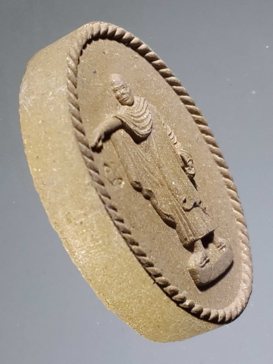 รหัสสินค้า พระไม่ทราบที่ 376 พระเกจิเนื้อผง ท่าทางลักษณะกำลังให้อาหารนก กดโค้ด เนื้อผงสีน้ำตาล ไม่ทราบที่