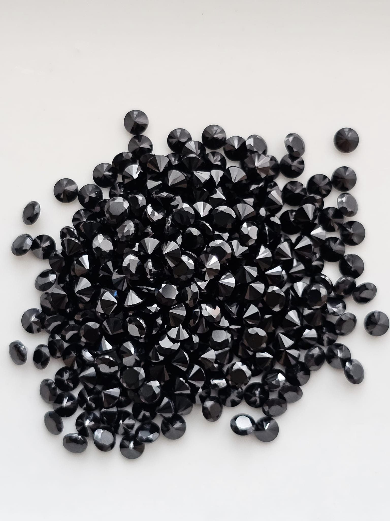 พลอยนิลกลมเจียรเหลี่ยม 2.7mm. 5 กะรัต