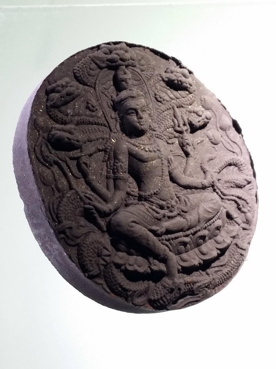 รหัสสินค้า จตุคามรามเทพ 803 พระเทวราชโพธิสัตว์จตุคามรามเทพ รุ่นมหาปาฏิหาริย์มั่งมีทรัพย์ เนื้อว่านกากยายักษ์โรยผงตะไบ ฝังโค๊ต นะโมเงิน กล่องแปดเหลี่ยม