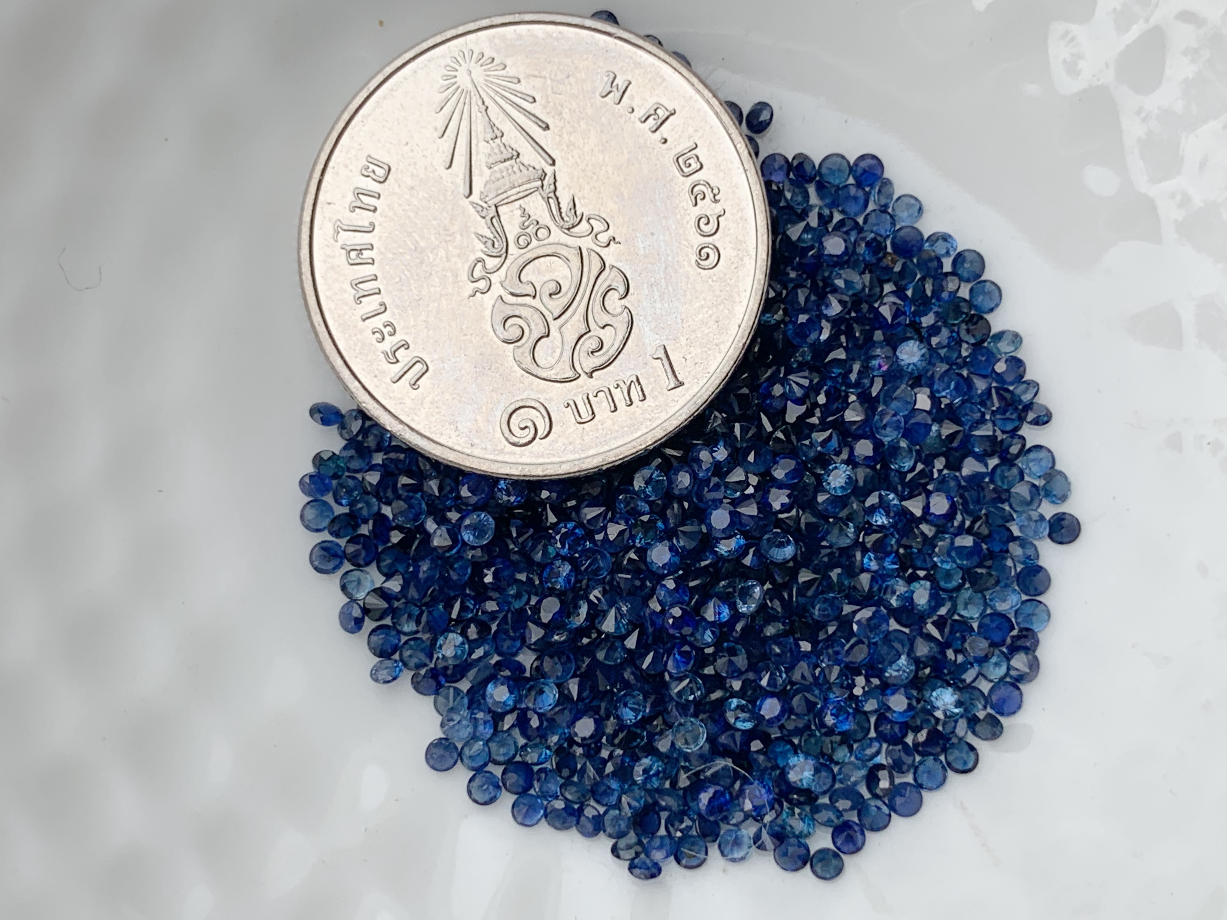 Blue sapphire ไพลินกลม 1.4 mm. 1 กะรัต