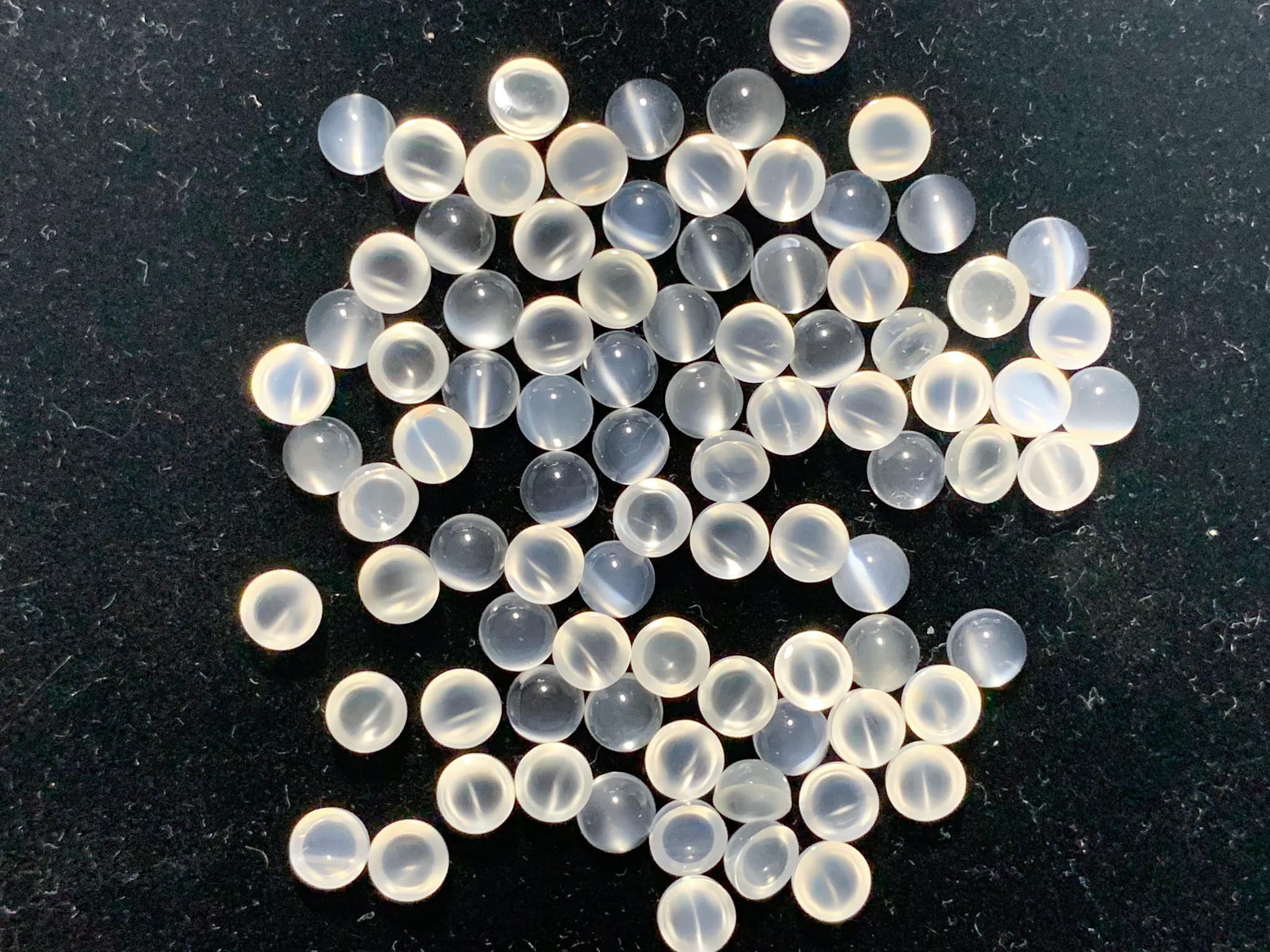 มูนสโตนกลมหลังเบี้ย (ตาแมว) 5 mm. 5 กะรัต