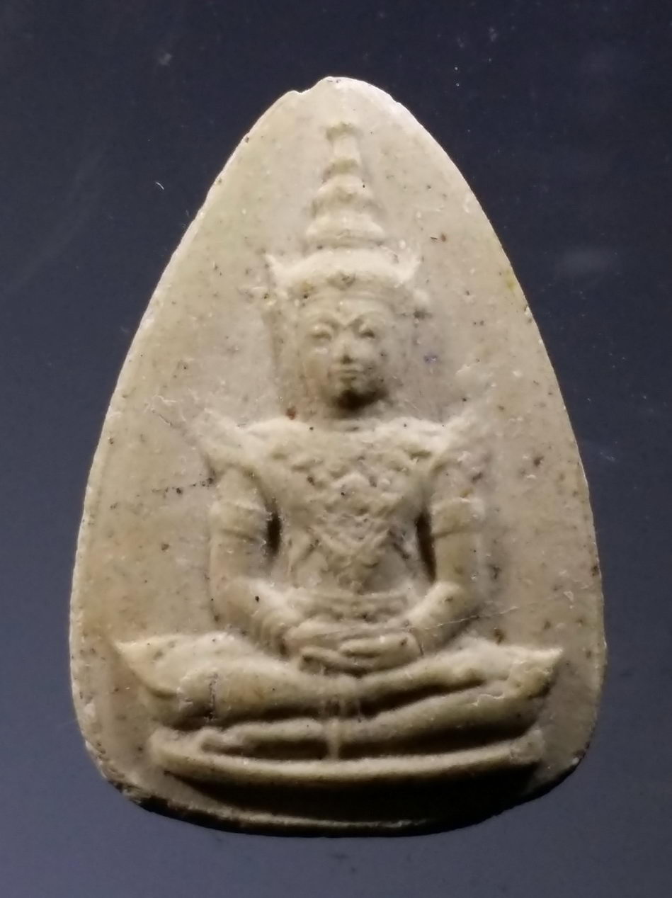 รหัสสินค้า พระเนื้อดิน เนื้อผง เนื้อว่าน 10077 พระแก้วมรกต เนื้อผง หลังยันต์เฑาะว์ ไม่ทราบที่