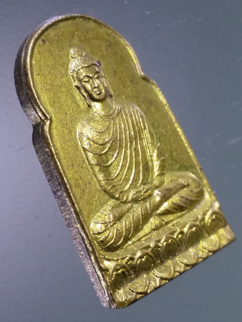 รหัสสินค้า เหรียญพระพุทธ 3984 เหรียญทองฝาบาตร พระพุทธเจ้ามหาศาสดาโลก หลวงพ่อหยอด วัดแก้วเจริญ สร้างปี 2534 ตอกโค๊ต