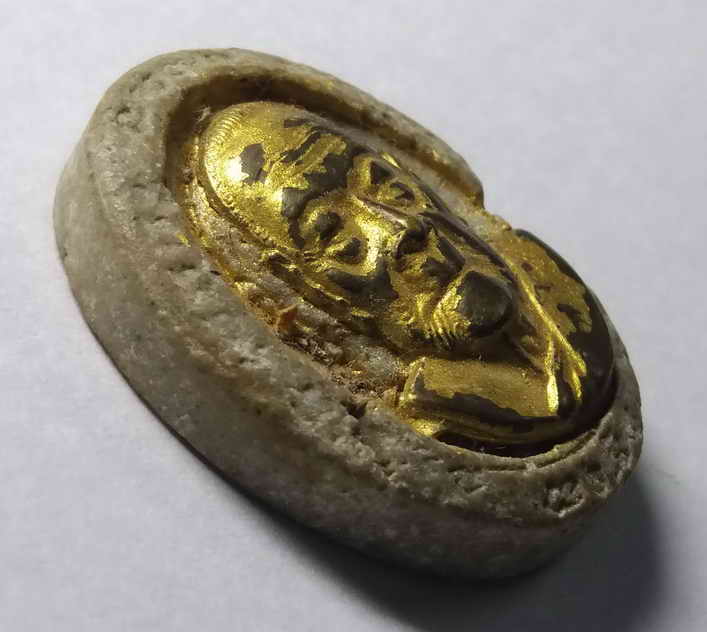 รหัสสินค้าพระเนื้อดิน เนื้อผง เนื้อว่าน 431 พระผงติดหน้ากาก หลวงปู่เจริญ วัดธัญญวารี จังหวัดสุพรรณบุรี แจกกรรมการ