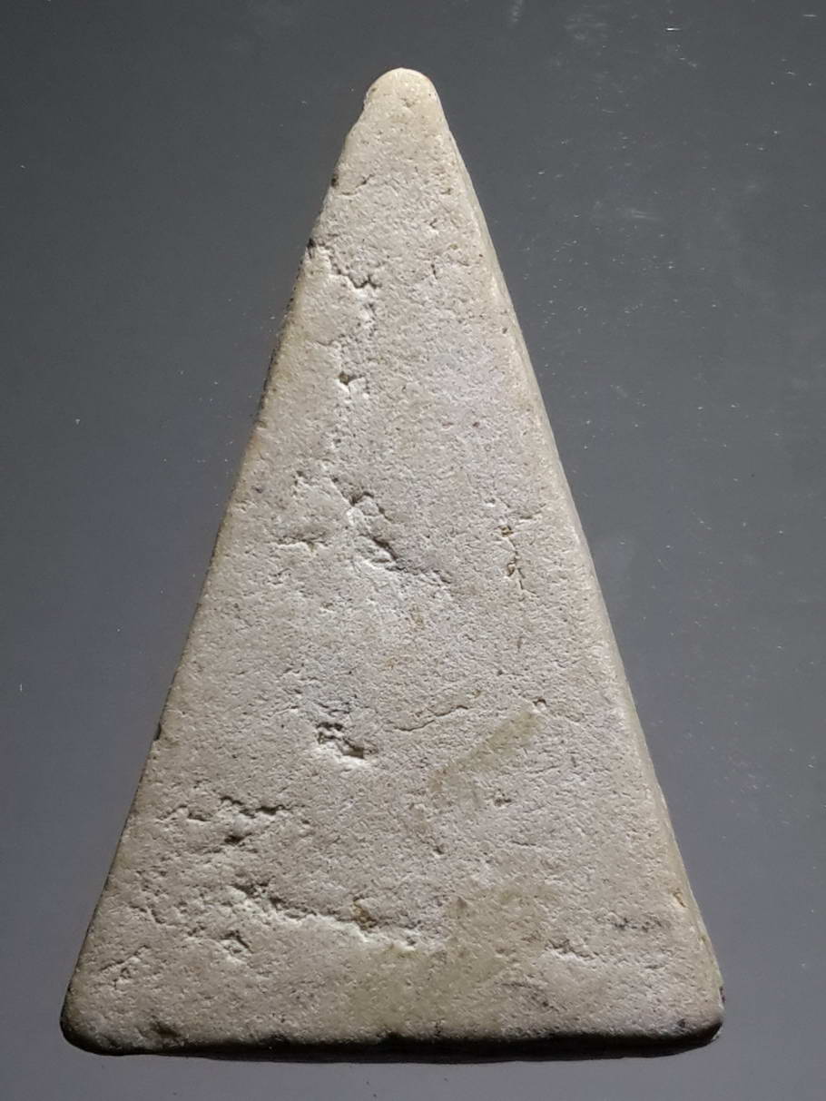 รหัสสินค้า พระไม่ทราบที่ 348 พระเนื้อผง พิมพ์สามเหลี่ยม ปางมารวิชัย ไม่ทราบที่