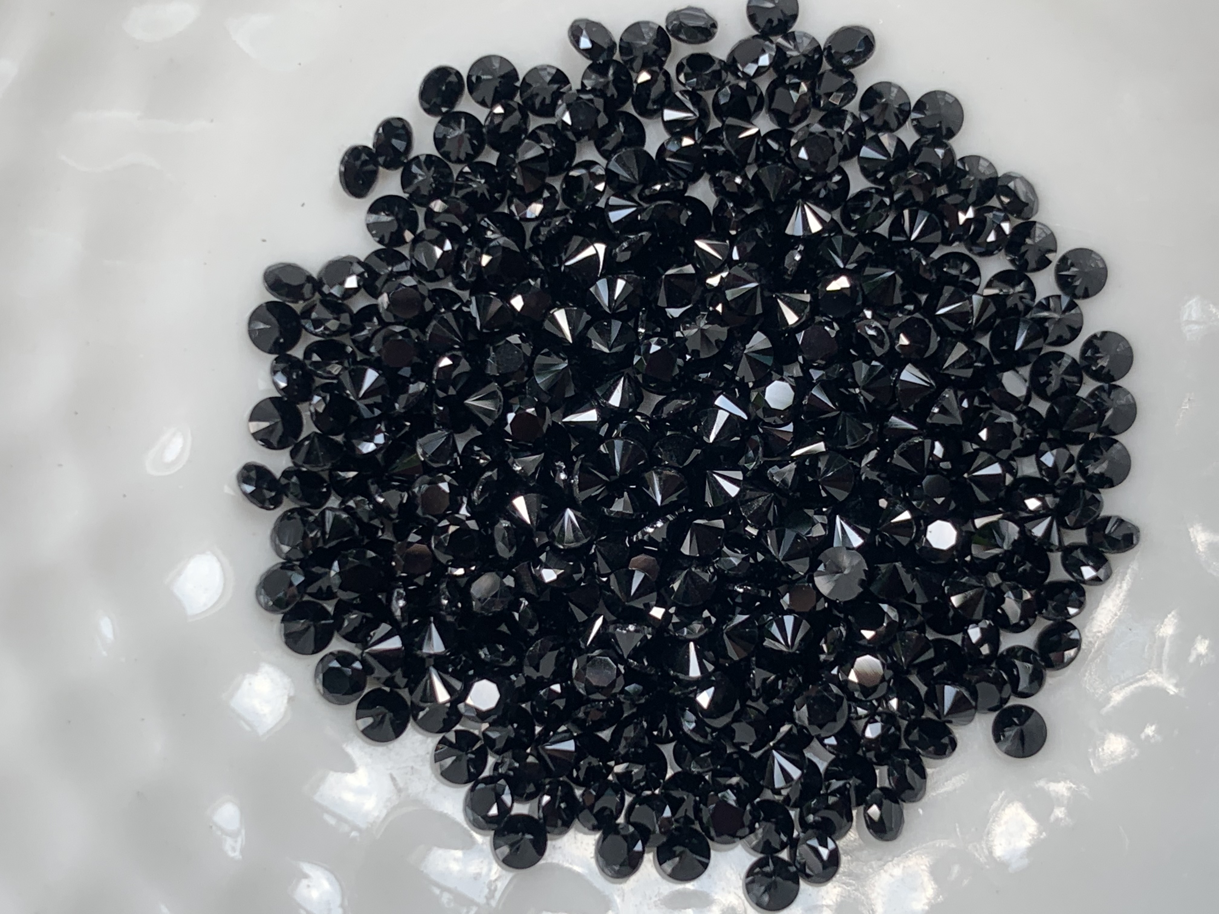 Black spinel นิลกลม 2.0 มม. 5 กะรัต