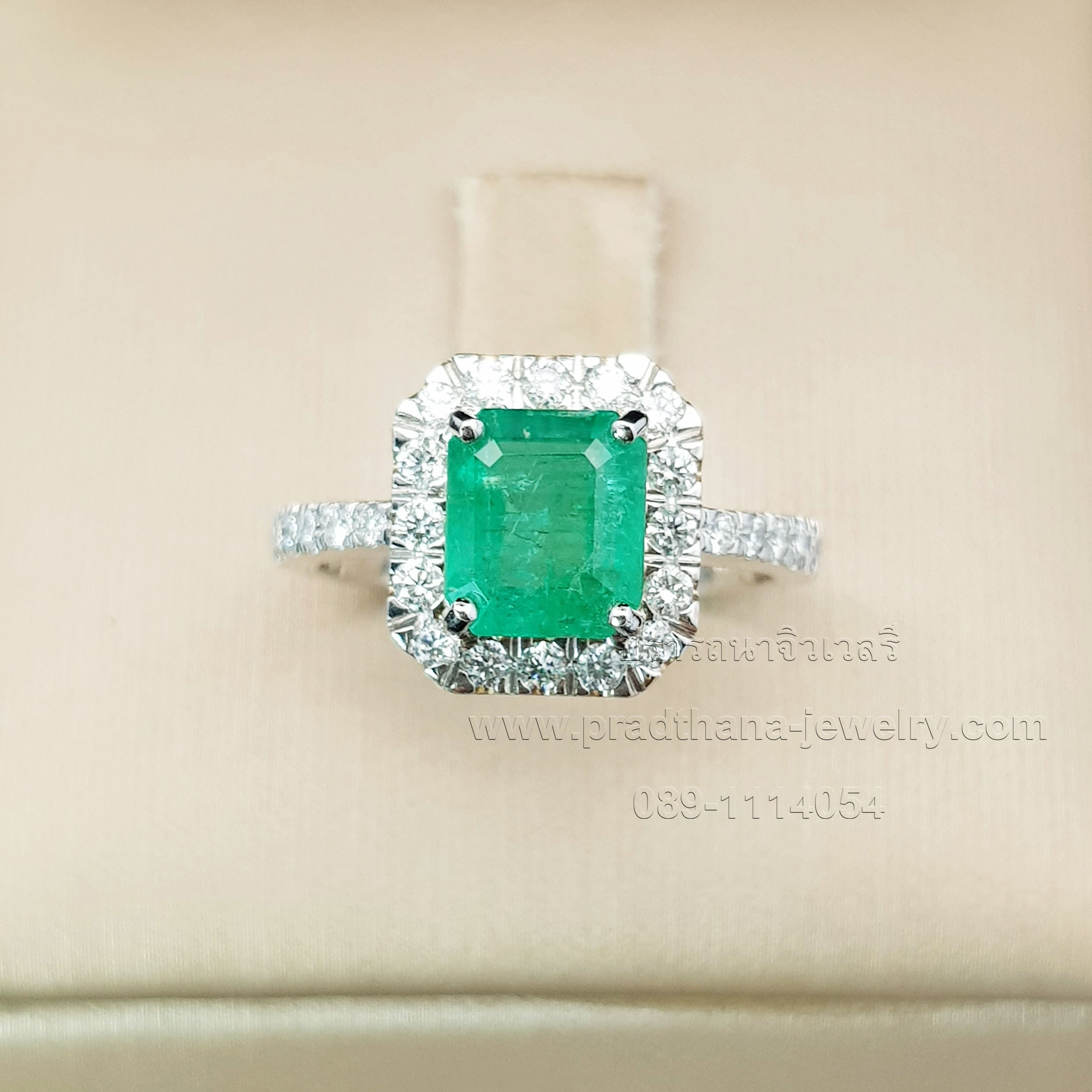 แหวนมรกตประดับเพชร