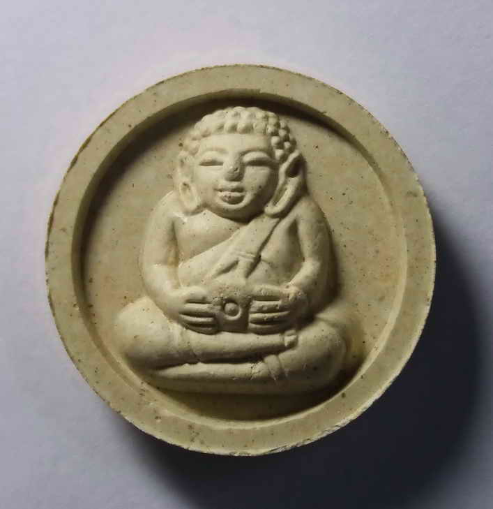 รหัสสินค้า พระมีกล่อง 026 พระสังกัจจายน์เนื้อผง จันทร์ลอย หลวงพ่อเพี้ยน วัดเกริ่นกฐิน จังหวัดลพบุรี สร้างปี 2540 รุ่นเสริมบารมี สร้างถวายโดย พลตำรวจโท เสรีพิสุทธิ์ เตมียเวช ยศในขณะนั้น