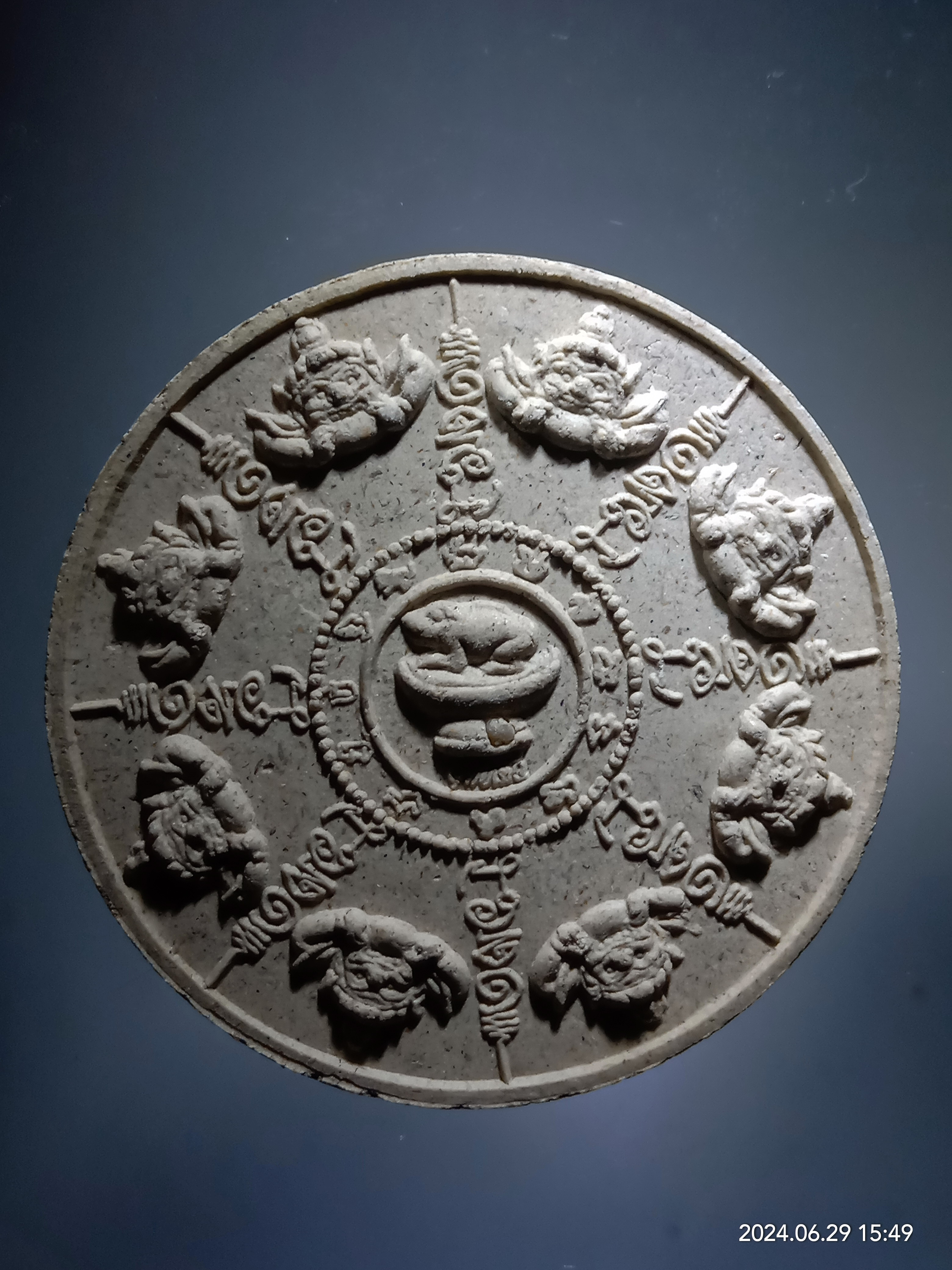 รหัสสินค้า พระเนื้อดิน เนื้อผง เนื้อว่าน 481 พระพิฆเณศวร หลังพญาราหู และกบ อยู่ตรงกลางด้านหลัง ไม่ทราบรุ่น ไม่รู้ที่ มีขอบกระเทาะบริเวณ 1 นาฬิกา พิจารณาก่อนเช่าบูชาด้วยนะครับ