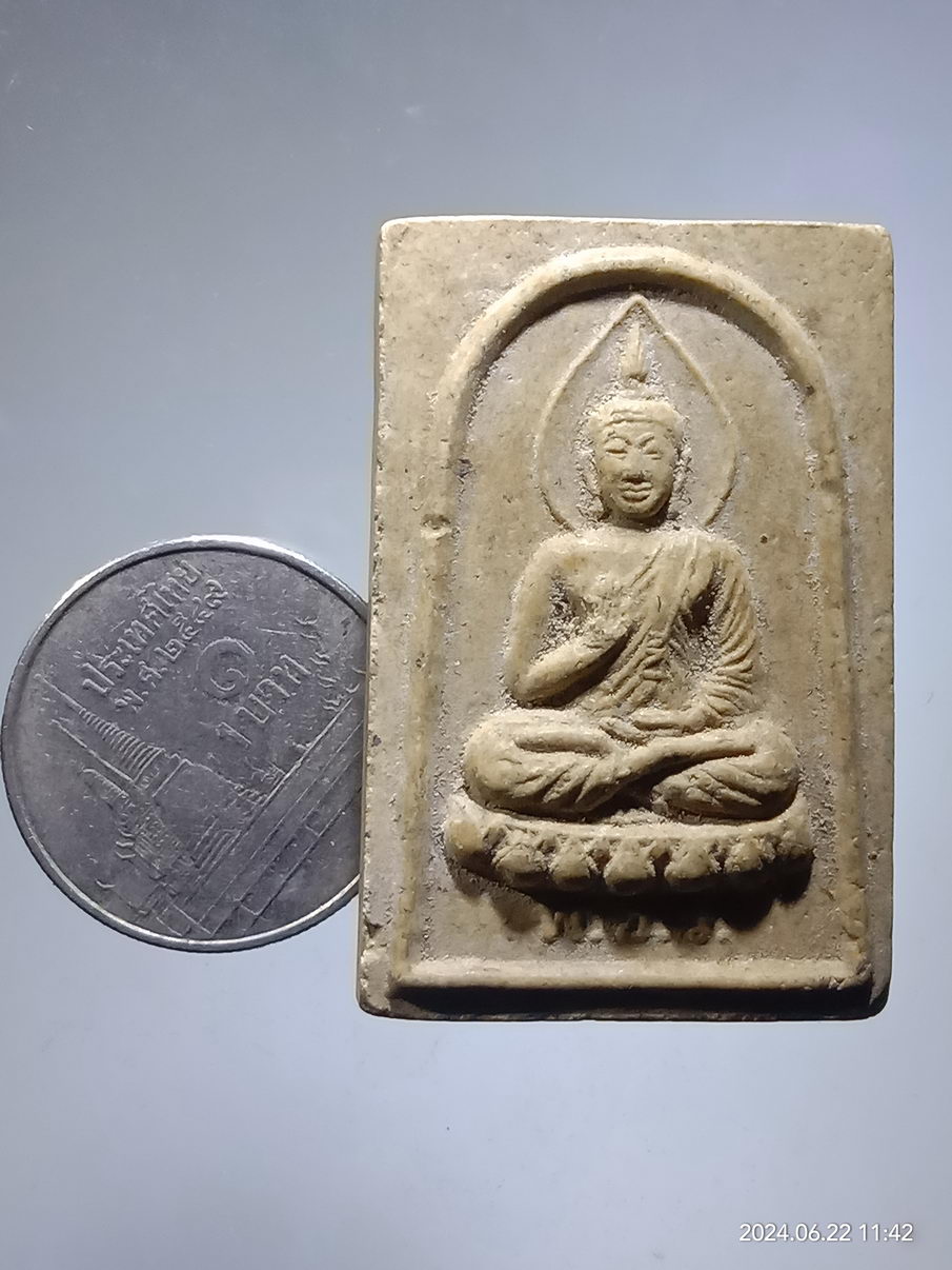 รหัสสินค้า พระเนื้อดิน เนื้อผง เนื้อว่าน 078 พระพุทธเนื้อผงปางประทานพร ฐานบัว หลังพระเกจิ เขียนว่า ทบ ทอง ด้านหลัง ไม่ทราบที่