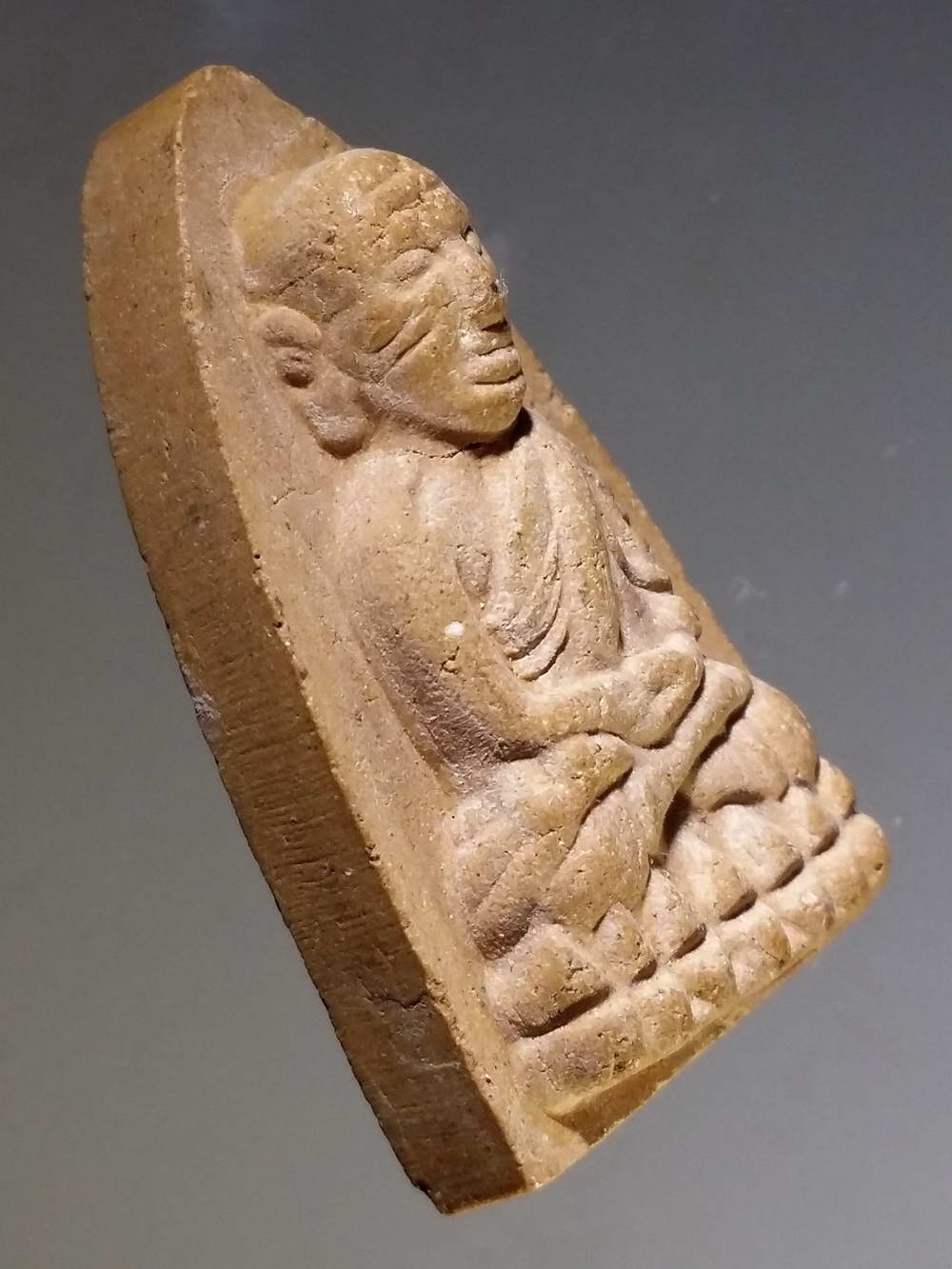 รหัสสินค้า หลวงปู่ทวด วัดต่างๆ 230 หลวงปู่ทวดเนื้อผงสีน้ำตาล หลังอูม ไม่ทราบวัดที่สร้าง