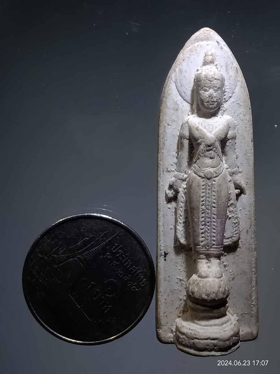 รหัสสินค้า พระเนื้อดิน เนื้อผง เนื้อว่าน 304 พระผงจักรพรรดิ์ หลวงตาม้า วัดถ้ำเมืองนะ จังหวัดเชียงใหม่ พิมพ์พระพุทธปางเปิดโลก หายาก ไม่ค่อยพบเจอ พระรายการนี้ให้เช่าบูชาแล้ว