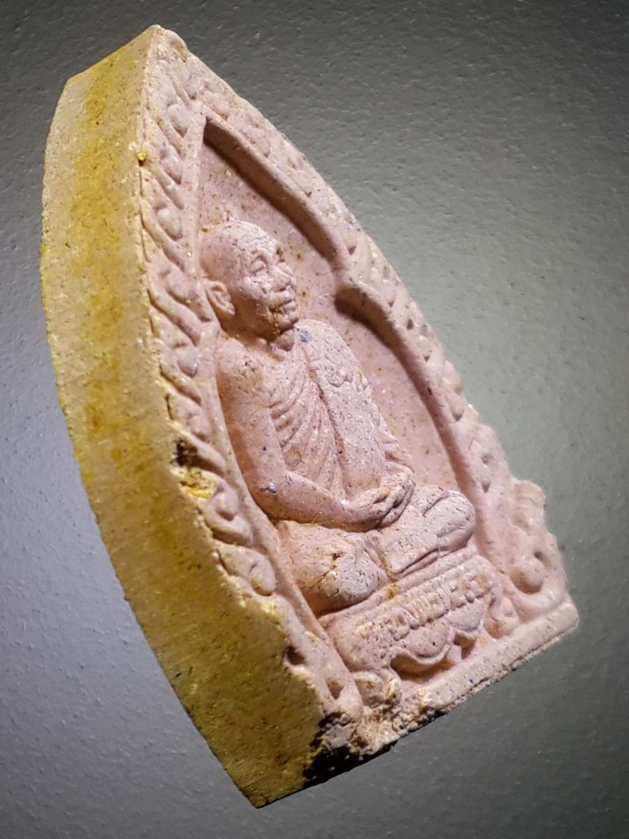 รหัสสินค้า พระมีกล่อง 410 พระผงรูปเหมือนเนื้อกระเบื้องผสมเหล็กน้ำพี้ หลวงพ่อทองอยู่ วัดบ้านใหม่โพธิ์เย็น อำเภอตรอน จังหวัดอุตรดิตถ์ สร้างปี 2540