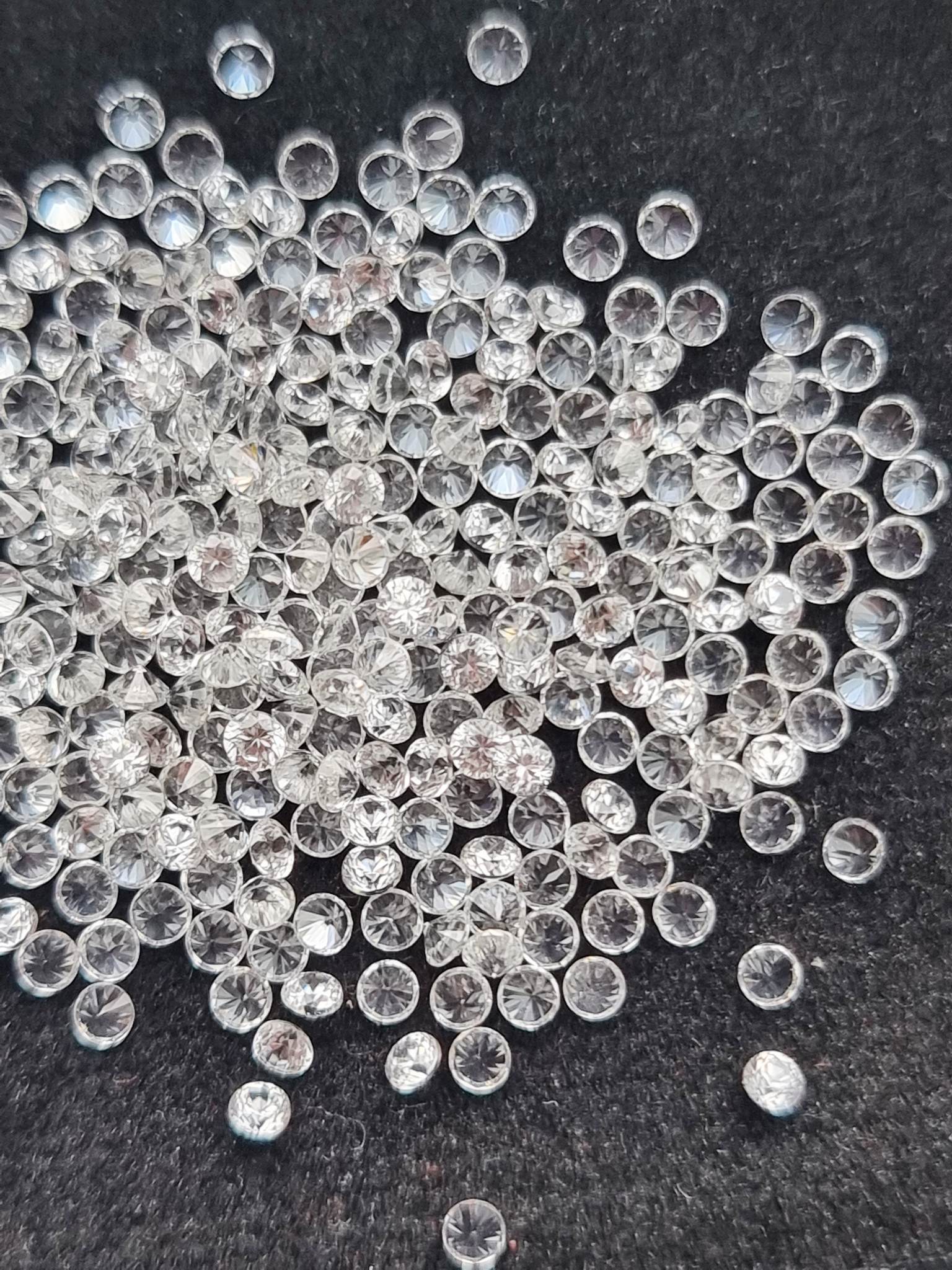 เพทายขาวกลมเจียรเหลี่ยม Size 2.0 มม. 1 กะรัต