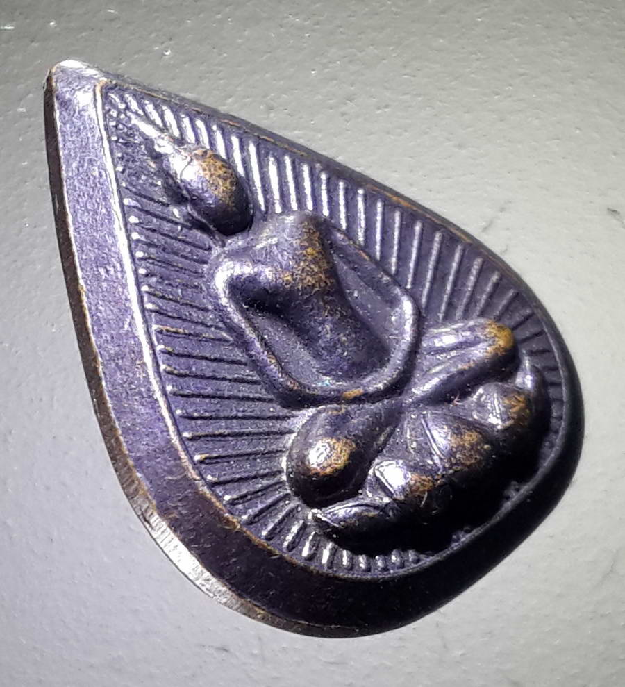 รหัสสินค้า พระกริ่ง พระหล่อ 453 เหรียญหล่อเนื้อนวะโลหะ พระพุทธนั่งฐานบัว ประกายรัศมี พิมพ์หยดน้ำ สิริสาโร วัดท่ากระบือ สร้างปี 2548