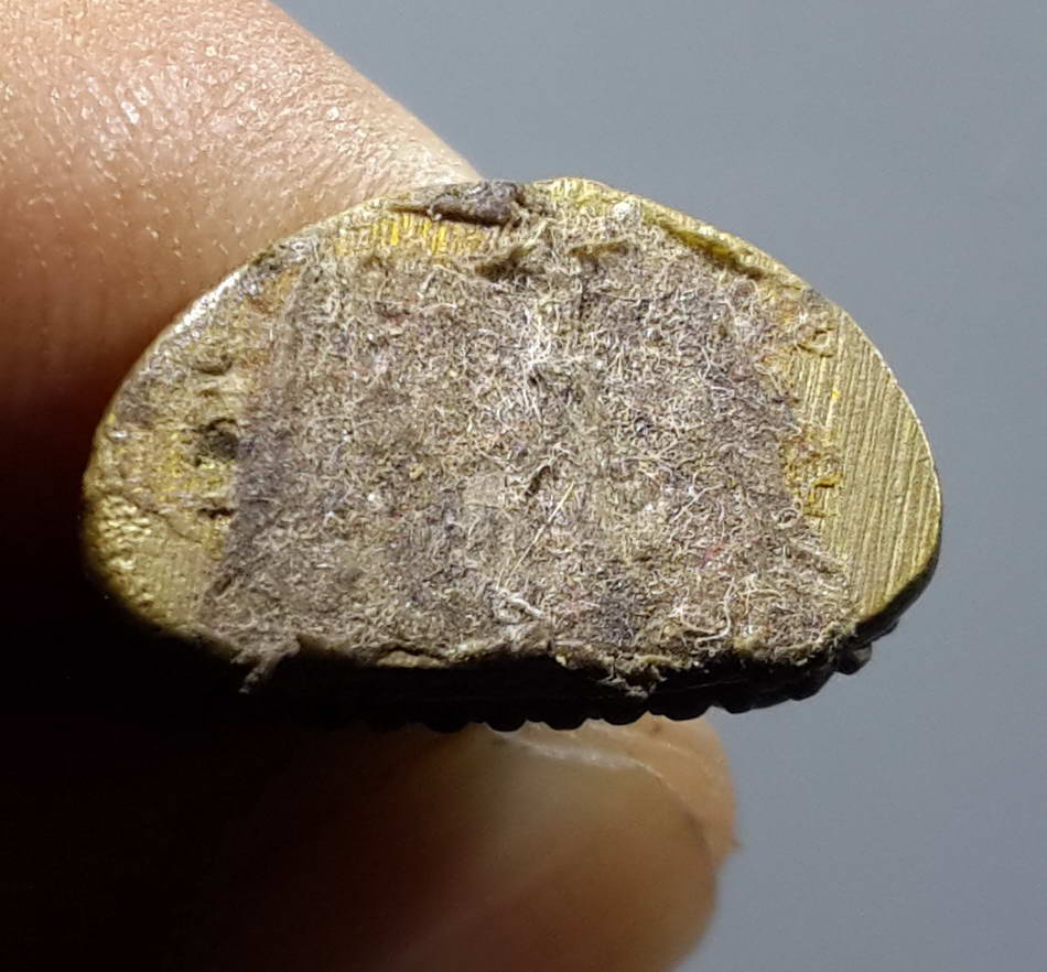 รหัสสินค้า พระกริ่ง พระหล่อ 342 รูปหล่อเนื้อทองผสมพระเศรษฐีนวโกฏิ ไม่ทราบที่ใต้ฐานมีรอยเปื้อนคราบกาวสองหน้า เจ้าของเดิมติดไว้บูชาที่ หน้ารถยนต์