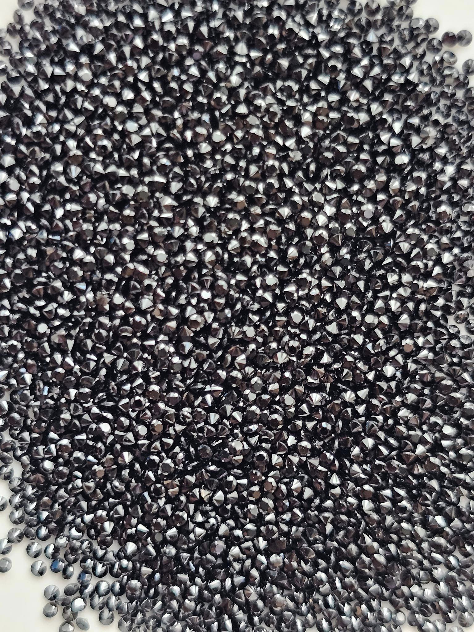 พลอยนิลกลมเจียรเหลี่ยม 1.0mm. 5 กะรัต