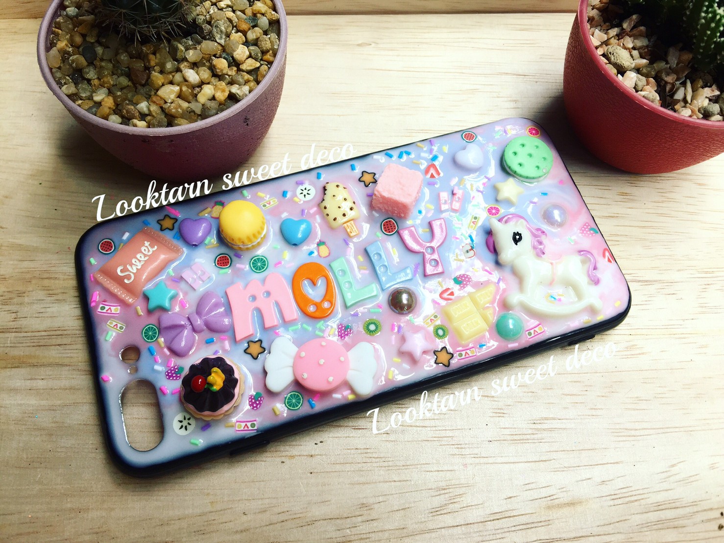 เคสชมพู ขาว ฟ้าคราม อักษรคละสี