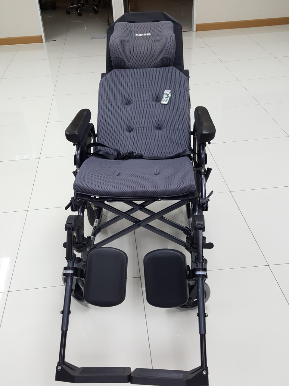 รถเข็นปรับเอนนอนได้ อลูมินัมอัลลอยด์คาร์ม่า รุ่น MVP502 (WheelChair KARMA MVP 502) ปรับเอนนอนได้ 170 องศา ที่วางแขนยกเปิดได้ โครงพักเท้ายืดตรงได้ พับเก็บได้ + แถมฟรี สายคาดลำตัวกันตก ของแท้ รับประกันศูนย์ไทย 5 ปี รุ่น TOP (Best Seller)