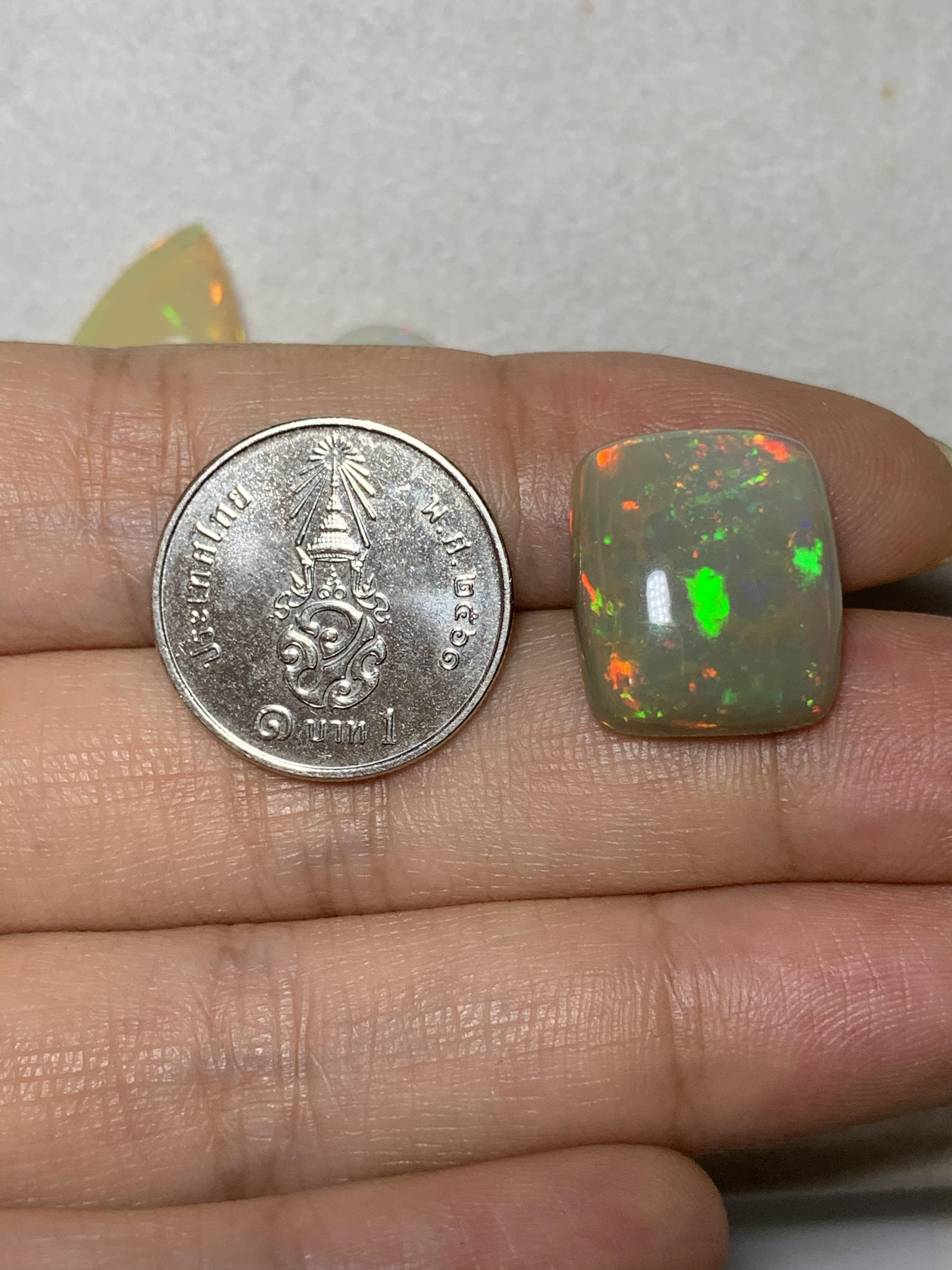 White opal 11.81 กะรัต