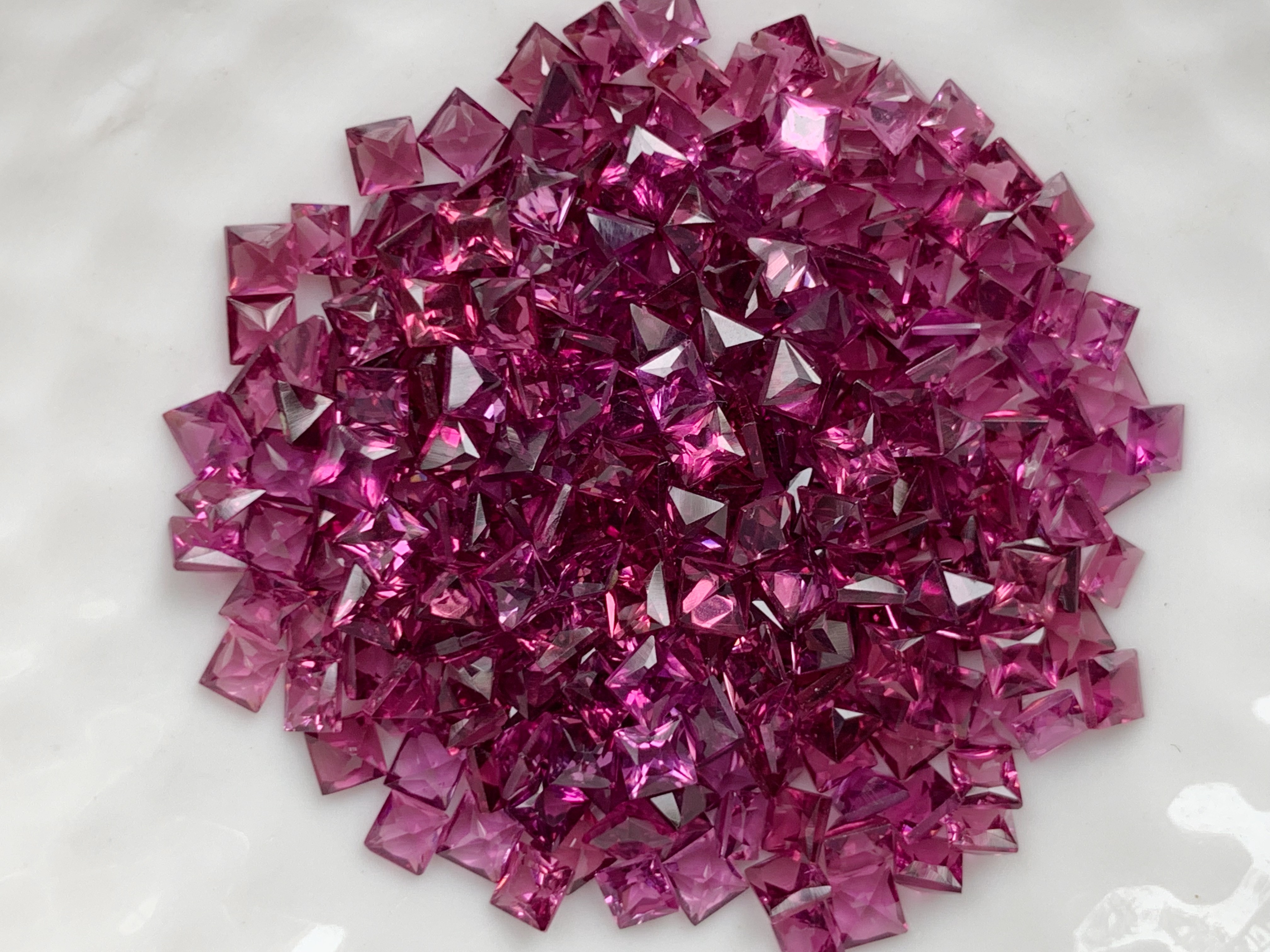 โรโดไลท์สี่เหลี่ยม 2.5 มม. 5 กะรัต