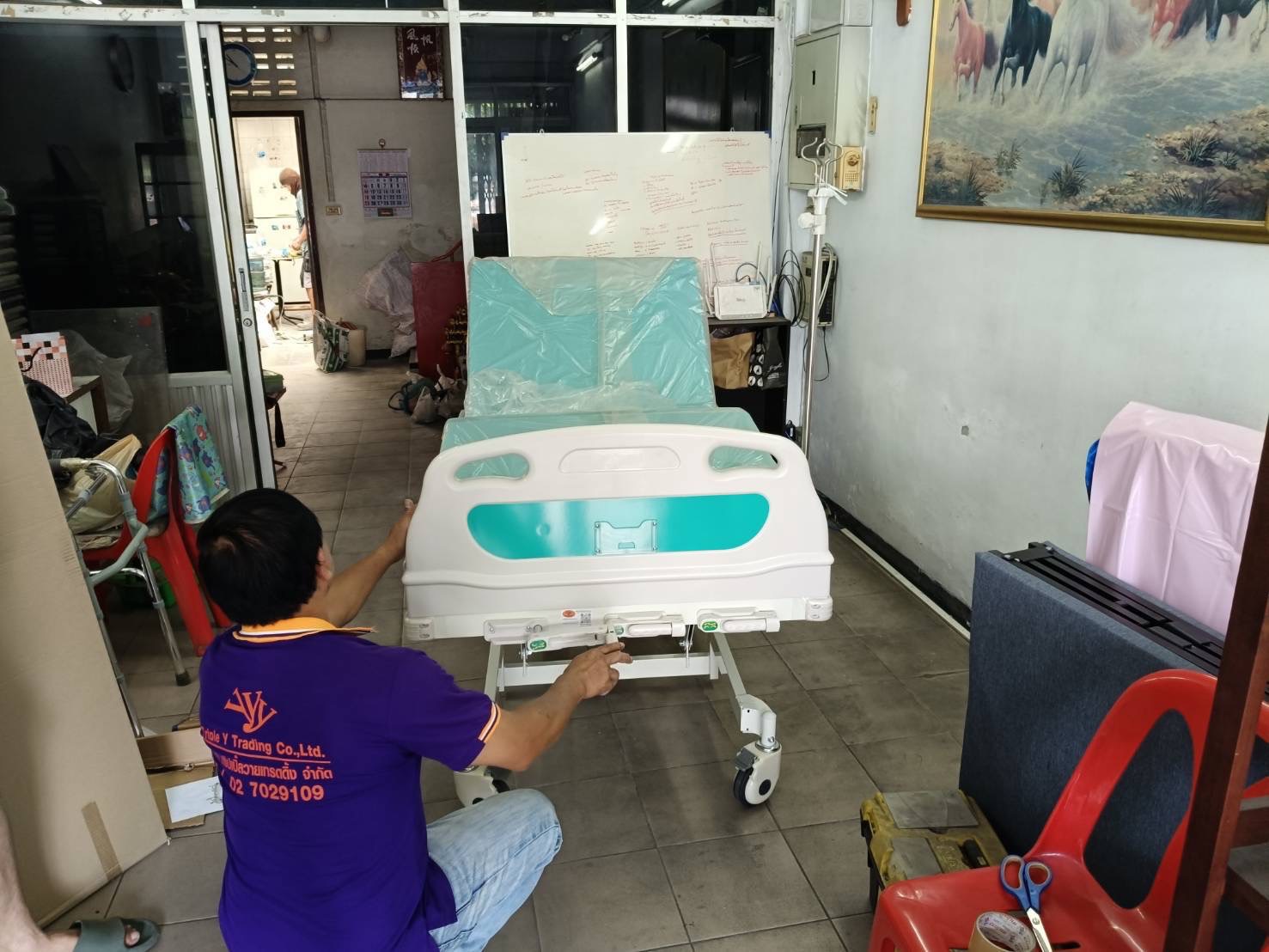 เตียงผู้ป่วยมือหมุน 3 ไกร์ A328P หัว-ท้าย ABS ราวสไลด์ (Manual Hospital Bed) ปรับเตียงต่ำพิเศษ 37 ซม. เท้าสัมผัสพื้นได้อย่างปลอดภัย + แถมพิเศษ ฟูกที่นอน 4 ตอน + เสาน้ำเกลือเสียบหัวเตียง (รุ่นขายดี)