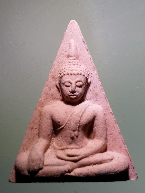 รหัสสินค้า พระมีกล่อง 2563 สมเด็จนางพญาเสน่ห์จันทร์ รุ่นสร้างเจดีย์วัดปงท่าข้าม ศิษย์พ่อครูจง เพชรมี อำเภอสวรรคโลก จังหวัดสุโขทัย จัดสร้างปี 2554