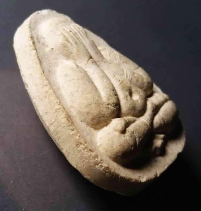 รหัสสินค้า พระปิดตา ทั่วไป 042 พระปิดตาเนื้อผง หลังรูปเหมือน หลวงพ่อคูณ วัดบ้านไร่ จังหวัดนครราชสีมา ไม่ทราบปีที่สร้าง