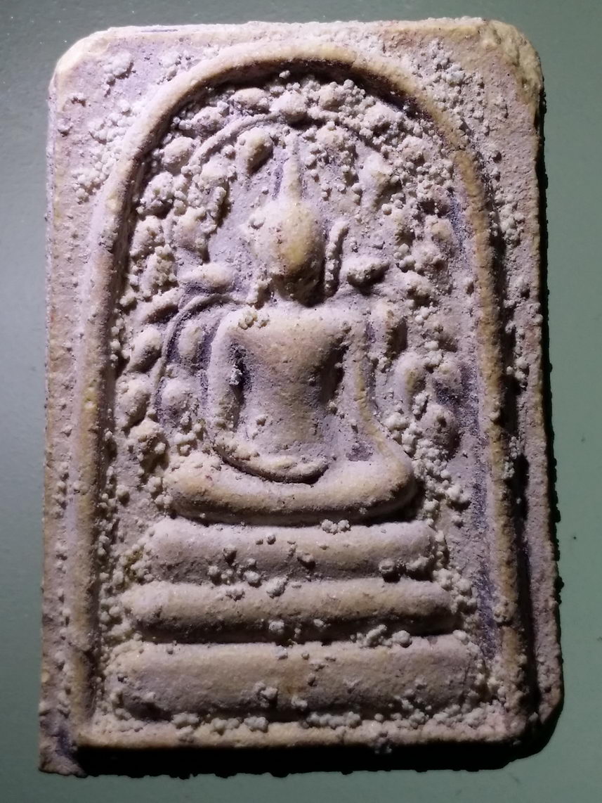 รหัสสินค้า พระเนื้อดิน เนื้อผง เนื้อว่าน 6692 พระสมเด็จปรกโพธิ์สะดุ้งกลับ วัดบางหอ อำเภอบ้านแหลม จังหวัดเพชรบุรี องค์นี้พิเศษตรงที่แช่น้ำมนต์ครับ