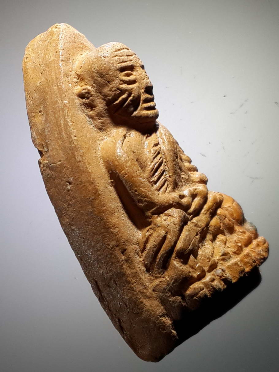 รหัสสินค้า หลวงปู่ทวด วัดต่างๆ 368 หลวงปู่ทวด เนื้อดินเผา หลังสถูปเจดีย์ วัดช้างให้ จังหวัดปัตตานี ไม่ทราบปีที่สร้าง