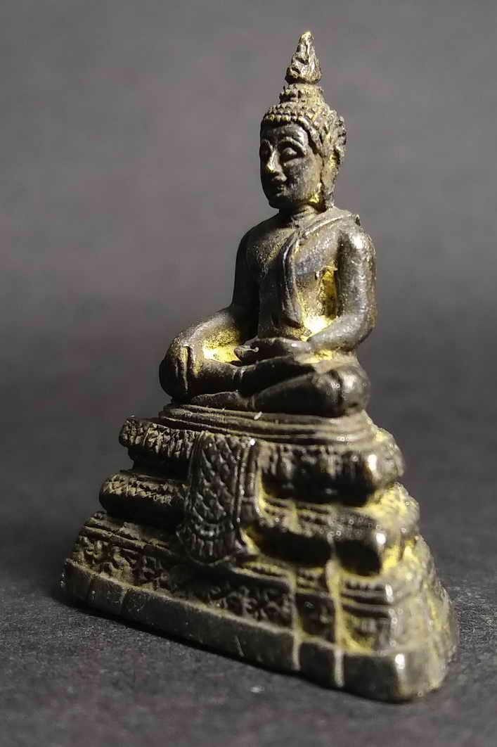 รหัสสินค้า นครปฐม 014 รูปหล่อหลวงพ่อวัดไร่ขิง อำเภอสามพราน จังหวัดนครปฐม เนื้อนวโลหะ หล่อก้นถ้วย พระรายการนี้ให้เช่าบูชาแล้ว