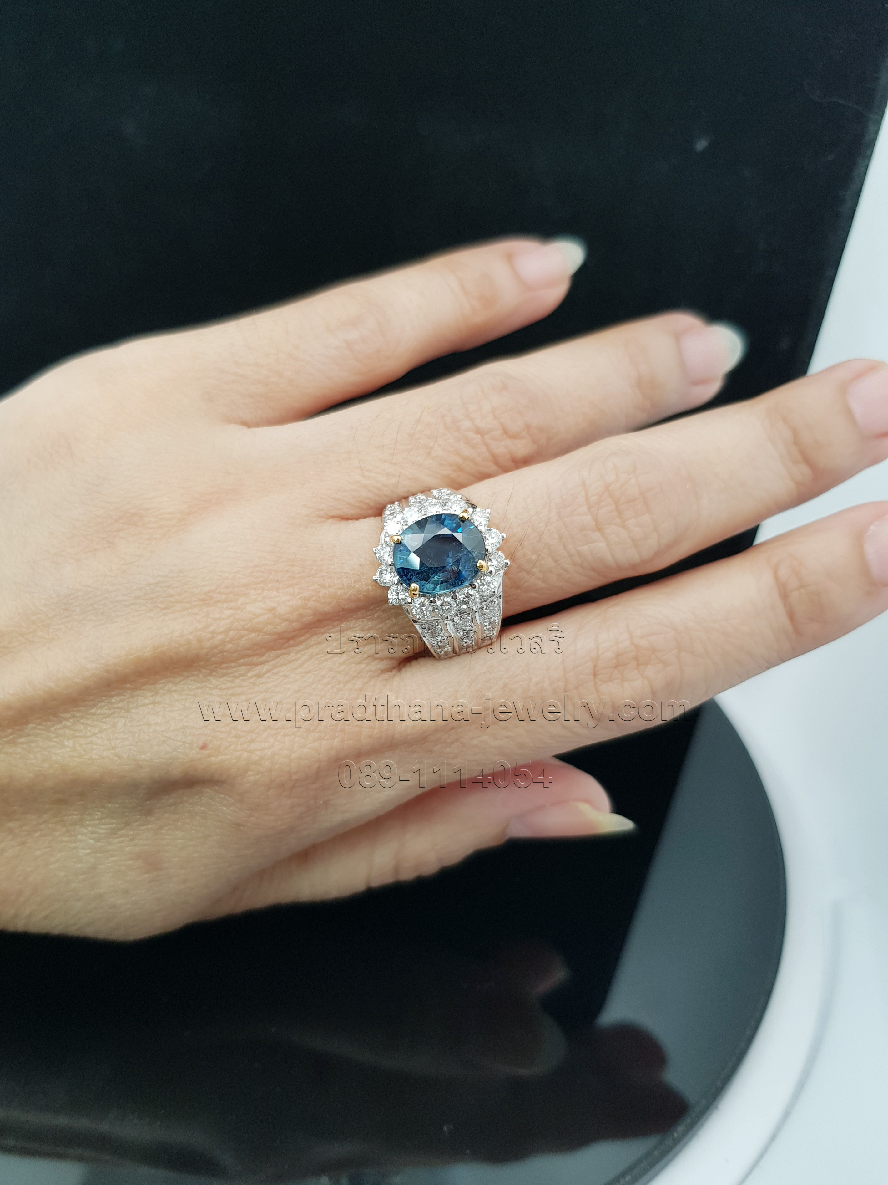 แหวนไพลินประดับเพชร