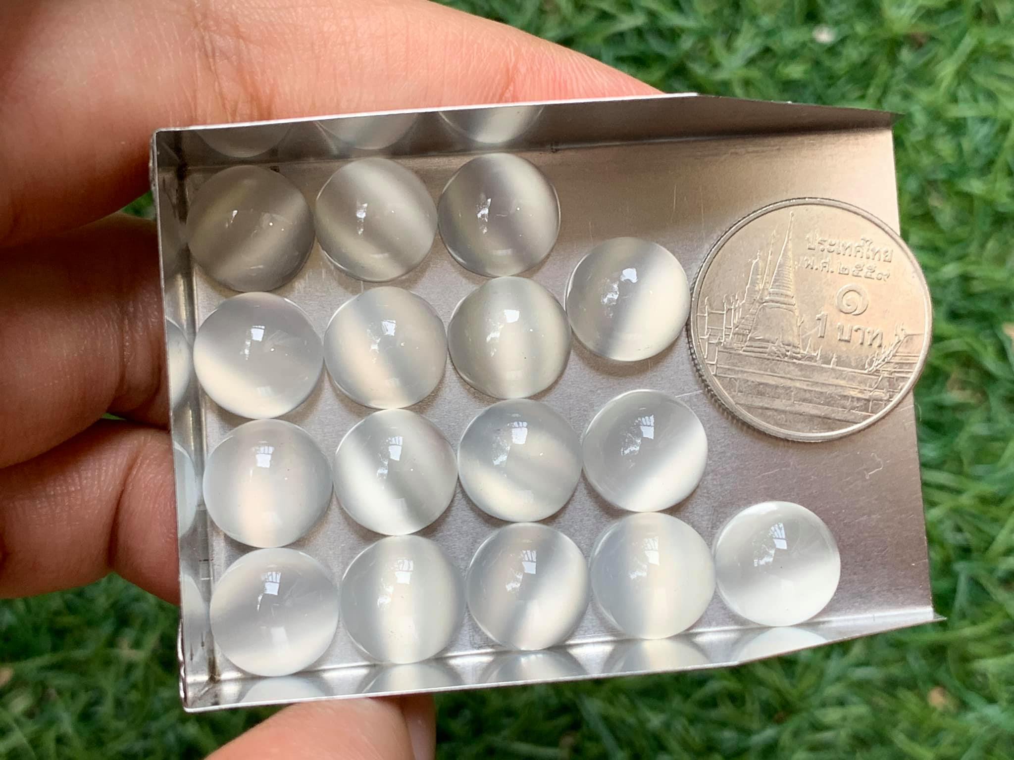 มูนสโตนกลมหลังเบี้ย 10 mm. 1 เม็ด